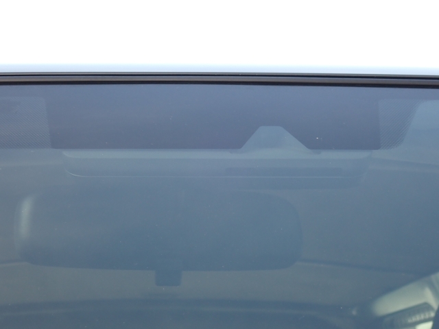 �t�����g�J�����őO���̎ԗ�����s�ғ������m�B�Փ˂������Ȏ��͏Փˉ���y���u���[�L���쓮�A�Փˉ�����T�|�[�g�B