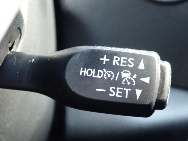 �y�N���[�Y�R���g���[���z�������H�ł̒��������s���y�Ɂ�A�N�Z���y�_���𓥂܂��Ɏԑ������ɕۂ��Ƃ��\�ł��B�O���̎ԗ������m���ĎԊԂ�ۂ悤�ɑ��x���߂��Ă���܂��I�I