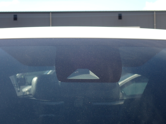 �t�����g�J�����őO���̎ԗ�����s�ғ������m�B�Փ˂������Ȏ��͏Փˉ���y���u���[�L���쓮�A�Փˉ�����T�|�[�g�B