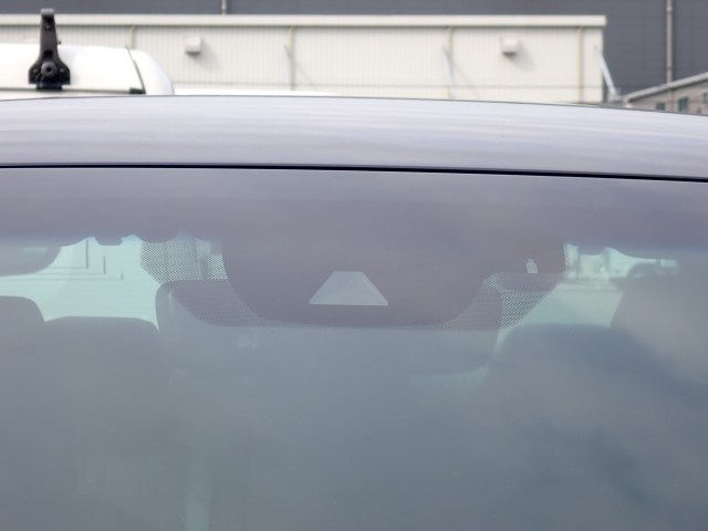 �t�����g�J�����őO���̎ԗ�����s�ғ������m�B�Փ˂������Ȏ��͏Փˉ���y���u���[�L���쓮�A�Փˉ�����T�|�[�g�B