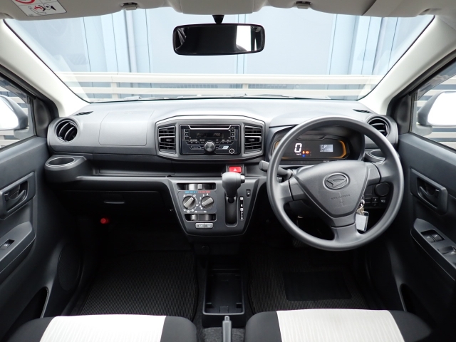 �C���p�l�摜�ɂȂ�܂��B�ԓ��͐��Ǝ҂ɂĎ����N���[�j���O�{�H�ς݂Ȃ̂ŁA��ϐ����ł��B