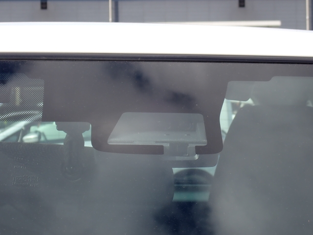 �t�����g�J�����őO���̎ԗ�����s�ғ������m�B�Փ˂������Ȏ��͏Փˉ���y���u���[�L���쓮�A�Փˉ�����T�|�[�g�B