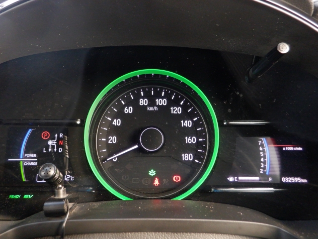 �R�ɕ����ꂽ���[�^�[�p�l���͋@�\���Ƃɕ�����Ă���̂ŁA�Ԃ̏󋵂����f���₷���A���₷���f�U�C���ƂȂ��Ă���܂��B