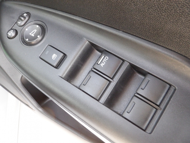 �p���[�E�B���h�E�͉^�]�Ȃ̃X�C�b�`�̂݃I�[�g�@�\�������I���q�l���ꏏ�̎������S�̃E�B���h�E���b�N�t����X�Ƀh�A�~���[�͓d�����̊p�x�������i�[�@�\�t���Ȃ̂ŋ������ő劈��I