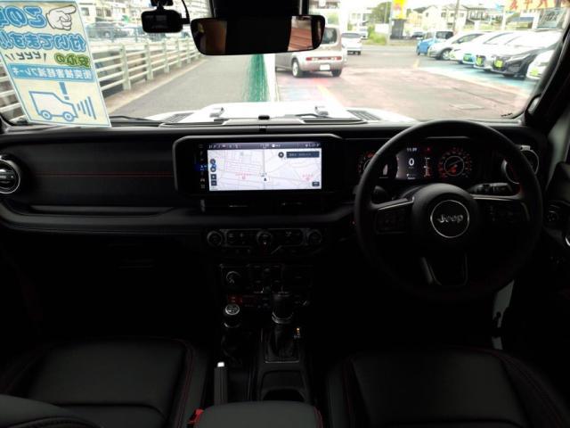 ルーフが高く見晴らしもいい★そしてナビモニターも見やすい位置で運転、ナビとも操作しやすいですよ！