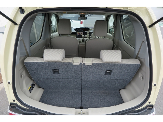 ラゲッジルームの様子です。セカンドシートはスライド可能な左右独立シートですのでお荷物の大きさに応じてスペースの調整が可能ですよ♪