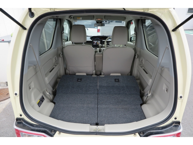 後部座席を倒した状態です