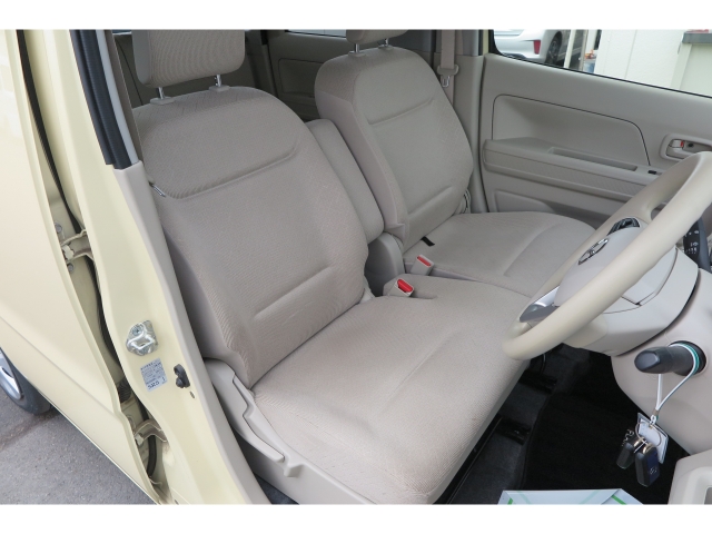 フロントシートに目立つ汚れや傷等なく丁寧に乗られてきた印象です。