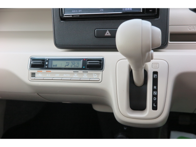 エアコン操作スイッチです。オートエアコンで1年を通して快適ですよ♪