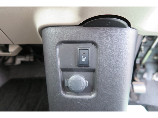 運転席にはシートヒーターが装備されます