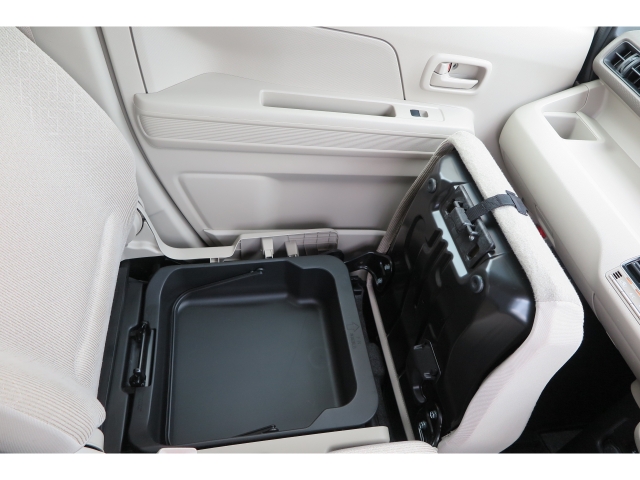 助手席下にはアンダーボックスが装備されております