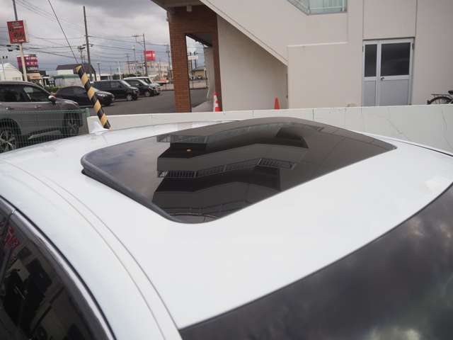 サンルーフ付き！換気や採光はもちろん、車