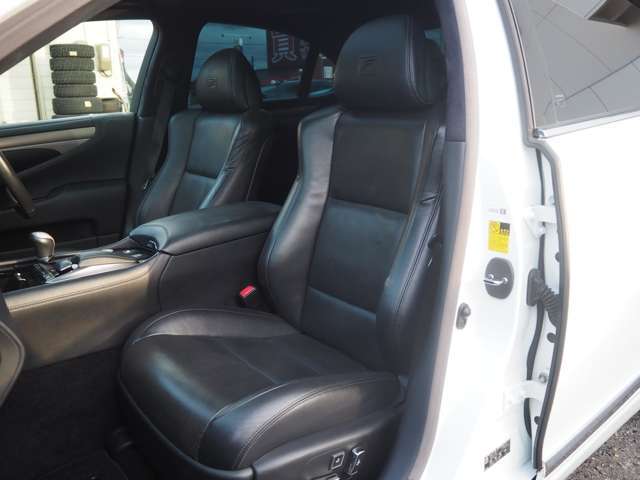 シートにダメージや劣化は少なく、良好なコ