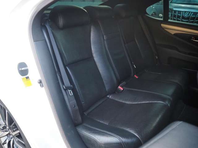 広々とした２列目は居住性が高く、快適なド