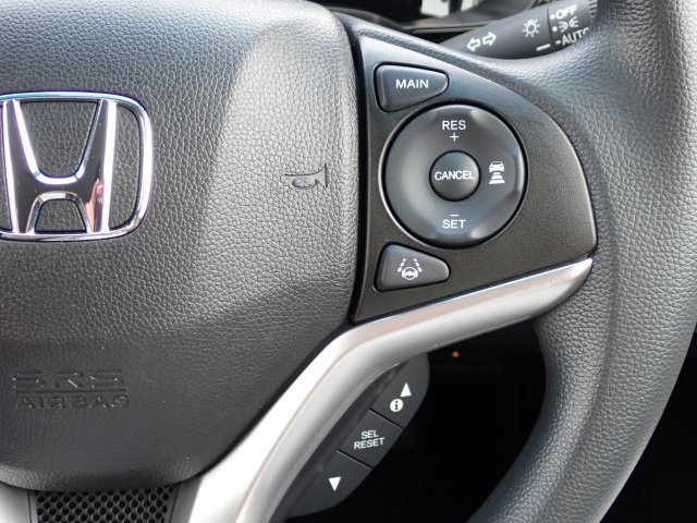 �y�N���[�Y�R���g���[���z�������H�ł̒��������s���y�Ɂ�A�N�Z���y�_���𓥂܂��Ɏԑ������ɕۂ��Ƃ��\�ł��B�O���̎ԗ������m���ĎԊԂ�ۂ悤�ɑ��x���߂��Ă���܂��I�I