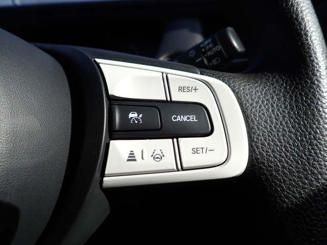 �y�N���[�Y�R���g���[���z�������H�ł̒��������s���y�Ɂ�A�N�Z���y�_���𓥂܂��Ɏԑ������ɕۂ��Ƃ��\�ł��B�O���̎ԗ������m���ĎԊԂ�ۂ悤�ɑ��x���߂��Ă���܂��I�I