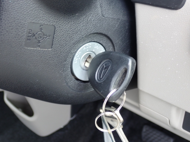 エンジン始動は、キーを差し込むタイプです。