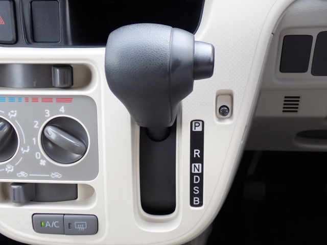 シフトノブはスレがなく、きれいな状態です。いつでも触れる部分がきれいだと大切に乗られていたことが分かりますよ。