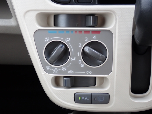 ダイヤル式のマニュアルエアコンになります。シンプルで使いやすい！