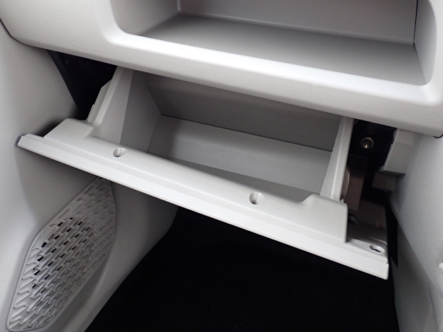 収納たっぷりグローブボックス。