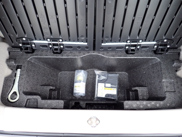 パンク修理キットが付いてます.