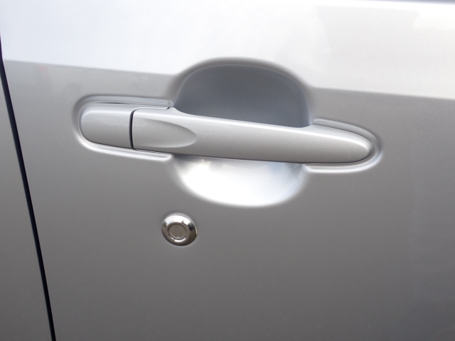 オリックス認定中古車は納車前点検時、エンジンオイル、オイルエレメント、エアコンフィルター、ワイパーゴムを交換してご納車致します。