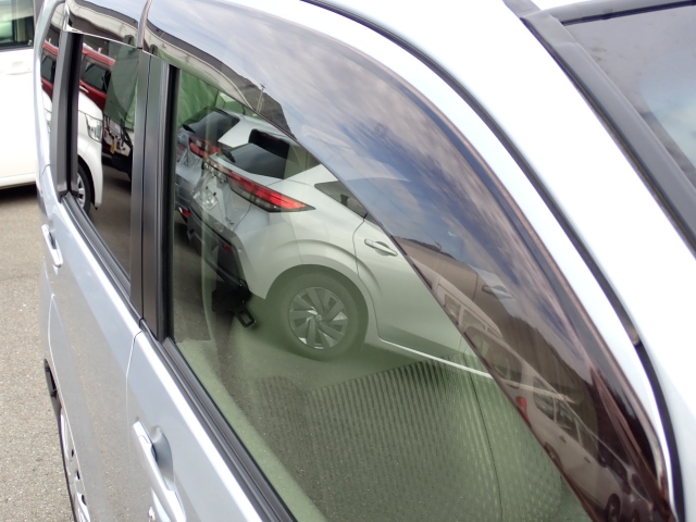 雨の日の換気に便利なドアバイザー付き！