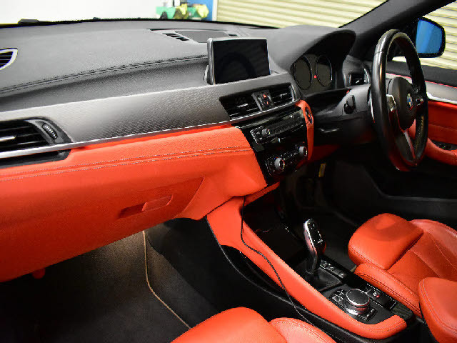 都内最大級の大型展示場！更にガレージ完備！専門店だからできる幅広いラインナップ！ご希望の車種がない場合もお気軽にお申し付け下さい。当社ネットワークでご希望の車両を探して参ります。