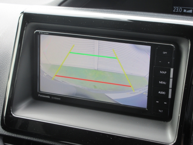 バックカメラも装備しています。気になる後ろの見通しや車庫入れにも大活躍！運転が困難な場所でもしっかりサポート！心強い味方のモニターです。【バックカメラ】付の車って1回乗るとクセになります。