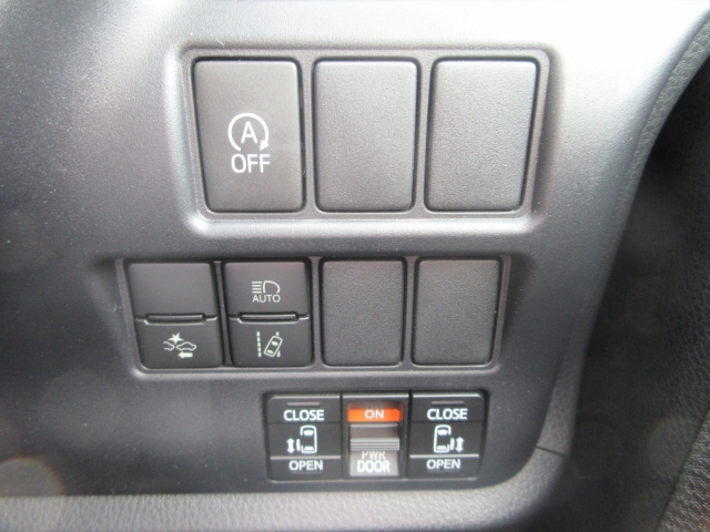 各種スイッチ付きです。話題のプリクラッシュセーフティ搭載。安全運転の強い味方です☆