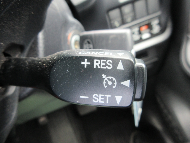 クルーズコントロールを装備していますので、高速道路などでアクセルペダルを踏まずに車速を一定に保つことが可能です。