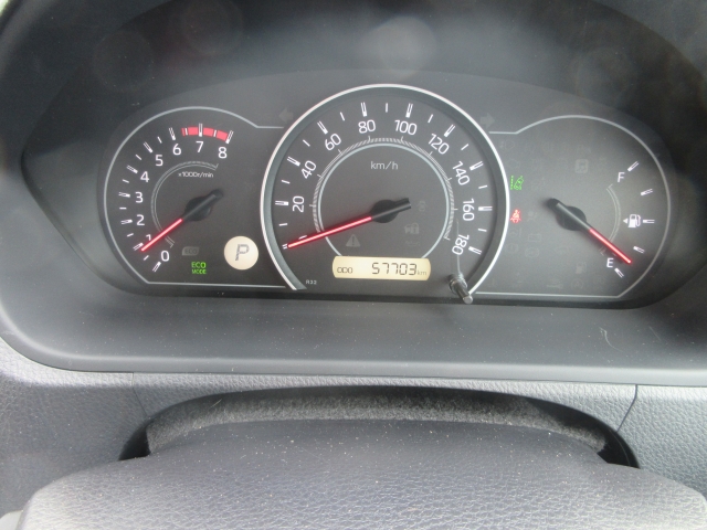 ３つに分かれたメーターパネルは機能ごとに分かれているので、車の状況が判断しやすく、見やすいデザインとなっております。