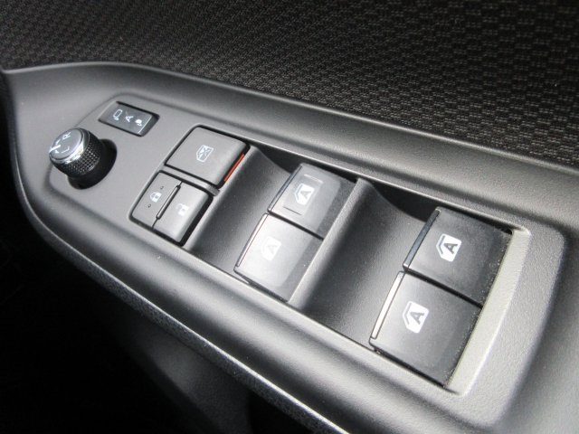 パワーウィンドウは運転席のスイッチのみオート機能も装備されております。ウィンドウロックも装備されているので、お子様と一緒の時も安心ですね。