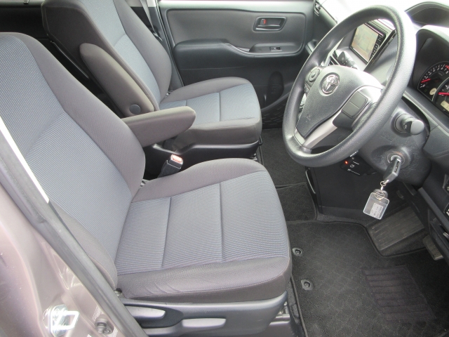 運転席側には、座席の高さ調節が出来るシートリフター付です。