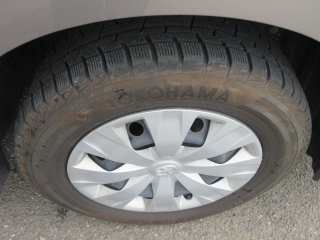 右前タイヤ（スタッドレスタイヤ）