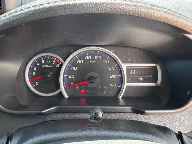 メーター・レバー・スイッチ類をシンプルにまとめスマートな空間は視界も広く快適です。