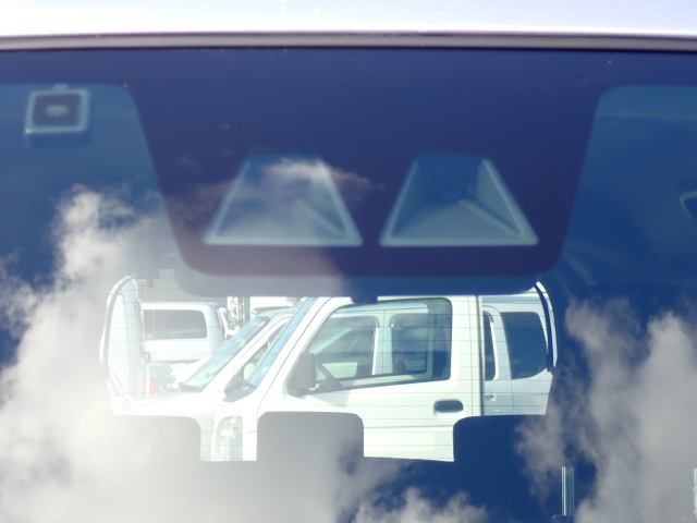 �t�����g�J�����őO���̎ԗ�����s�ғ������m�B�Փ˂������Ȏ��͏Փˉ���y���u���[�L���쓮�A�Փˉ�����T�|�[�g�B