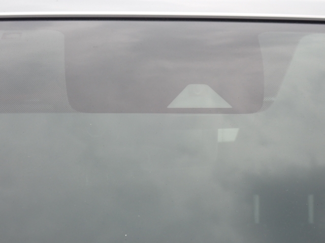 �t�����g�J�����őO���̎ԗ�����s�ғ������m�B�Փ˂������Ȏ��͏Փˉ���y���u���[�L���쓮�A�Փˉ�����T�|�[�g�B