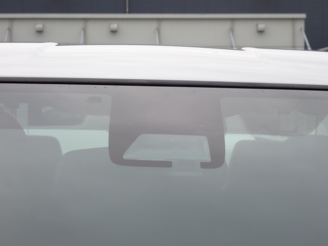 �t�����g�J�����őO���̎ԗ�����s�ғ������m�B�Փ˂������Ȏ��͏Փˉ���y���u���[�L���쓮�A�Փˉ�����T�|�[�g�B