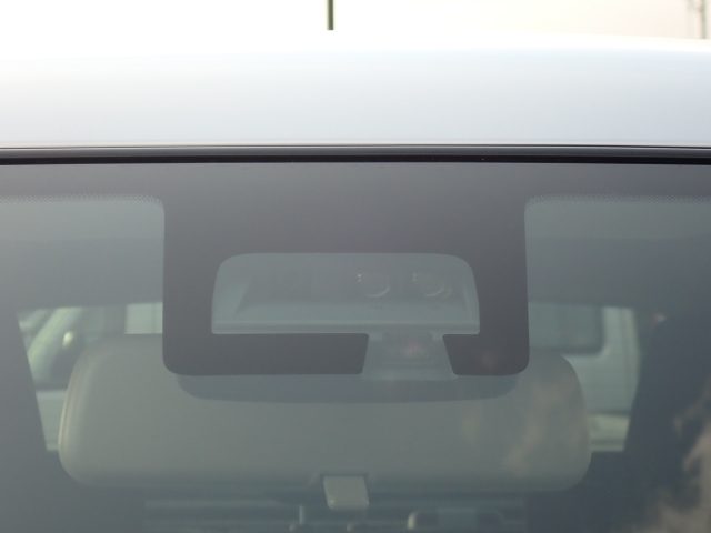 �t�����g�J�����őO���̎ԗ�����s�ғ������m�B�Փ˂������Ȏ��͏Փˉ���y���u���[�L���쓮�A�Փˉ�����T�|�[�g�B