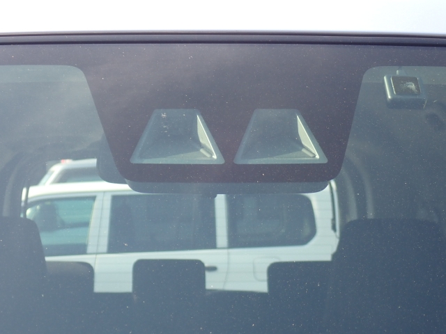 �t�����g�J�����őO���̎ԗ�����s�ғ������m�B�Փ˂������Ȏ��͏Փˉ���y���u���[�L���쓮�A�Փˉ�����T�|�[�g�B