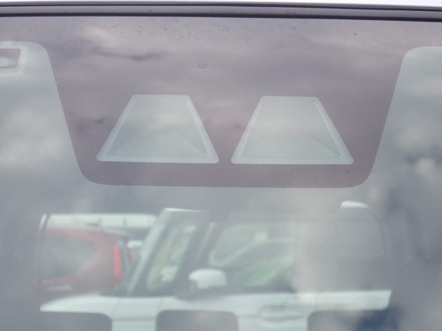 �t�����g�J�����őO���̎ԗ�����s�ғ������m�B�Փ˂������Ȏ��͏Փˉ���y���u���[�L���쓮�A�Փˉ�����T�|�[�g�B