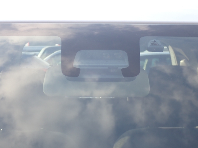 �t�����g�J�����őO���̎ԗ�����s�ғ������m�B�Փ˂������Ȏ��͏Փˉ���y���u���[�L���쓮�A�Փˉ�����T�|�[�g�B