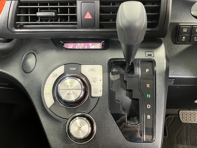 【内装】エアコンの操作部も分かりやすくて使いやすいですね！