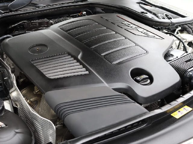 ガレージも完備しております！！悪天候や暗くなってからのご来店でもお車をゆっくりご覧頂けます。出張商談サービスも承ります。詳しくはスタッフまでお気軽にどうぞ。