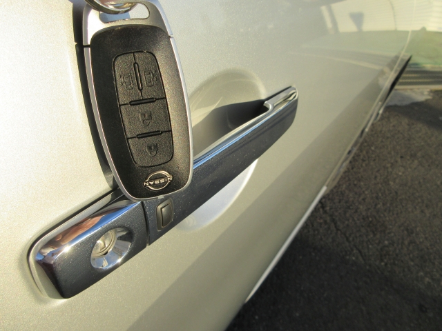 �X�}�[�g�L�[�ŁA�h�A���y�X�J��