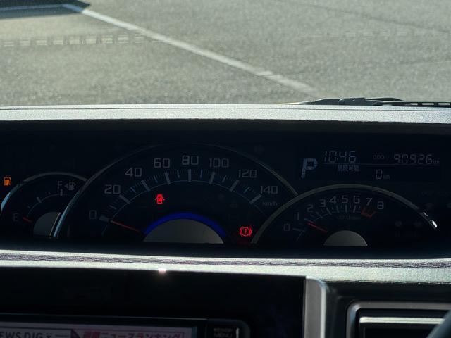 メーター・レバー・スイッチ類をシンプルにまとめスマートな空間は視界も広く快適です。