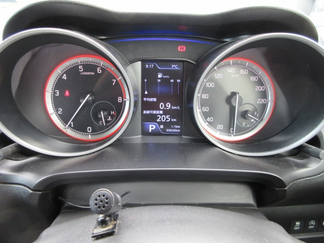 �R�ɕ����ꂽ���[�^�[�p�l���͋@�\���Ƃɕ�����Ă���̂ŁA�Ԃ̏󋵂����f���₷���A���₷���f�U�C���ƂȂ��Ă���܂��B