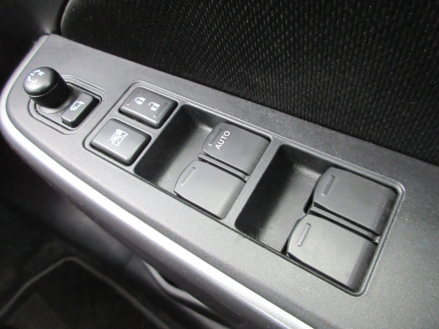 �p���[�E�B���h�E�͉^�]�Ȃ̃X�C�b�`�̂݃I�[�g�@�\����������Ă���܂��B�E�B���h�E���b�N����������Ă���̂ŁA���q�l�ƈꏏ�̎������S�ł��ˁB