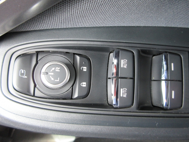 �p���[�E�B���h�E�͑O�Ȃ̃X�C�b�`�ɃI�[�g�@�\����������Ă���܂��B�E�B���h�E���b�N����������Ă���̂ŁA���q�l�ƈꏏ�̎������S�ł��ˁB